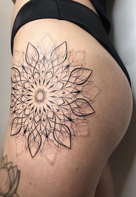  Tatouage mandala sur le coté haut de la cuisse